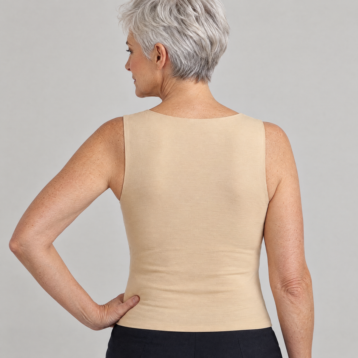 Smooth back of the Shapova Comfort Tank, no band and no hooks